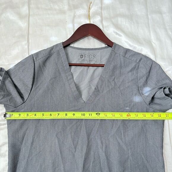 FIGS Womens Gray V-Neck Scrub Top M Short Sleeve Workwear - Picture 10 of 11